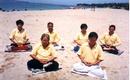 Published on 4/26/2001 印尼巴里岛350-400人参加法轮功介绍班
