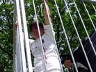 Published on 6/25/2004 人权纪念碑下的酷刑展（图）
