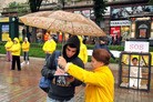 Published on 6/28/2011 法轮功,国际反酷刑日　乌克兰学员征签反迫害（图） - 法轮大法明慧网
