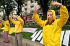 Published on 6/28/2011 法轮功,国际反酷刑日　乌克兰学员征签反迫害（图） - 法轮大法明慧网
