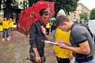 Published on 6/28/2011 法轮功,国际反酷刑日　乌克兰学员征签反迫害（图） - 法轮大法明慧网

