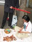 Published on 7/19/2004 法国大法弟子在唐人街上揭露江集团酷刑迫害（图）
