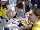 Published on 7/19/2004 法国大法弟子在唐人街上揭露江集团酷刑迫害（图）
