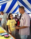 Published on 9/25/2014 法轮功,美国阿肯色首府民权节　民众喜闻法轮功 【明慧网】
