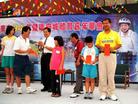 Published on 9/28/2005 健康府城体育嘉年华会上的法轮功功法表演（图）