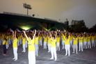 Published on 9/28/2005 健康府城体育嘉年华会上的法轮功功法表演（图）