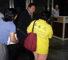 Published on 4/16/2006 台湾学员奔走高雄市府议会　吁营救大陆同修（图）