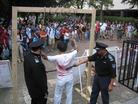 Published on 9/27/2004 		德州大学奥斯汀分校举行反酷刑展（图）
