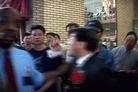 纽约唐人街暴徒围殴法轮功学员　涉"政治仇恨"（图）
