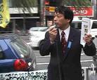 Published on 12/17/2002 东京都议会议员参加在银座的容子救援征签活动(图)
