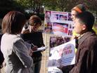 Published on 11/17/2003 亚特兰大学员为营救周雪菲在SPELMAN大学展开征签活动（图）
