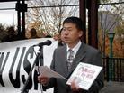 Published on 11/29/2003 感恩节盼亲人　法轮功学员亚城集会

