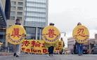 Published on 11/29/2003 感恩节盼亲人　法轮功学员亚城集会
