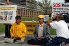 Published on 9/17/2003 “营救李祥春车旅”抵达美国自由的象征地费城自由钟(图)
