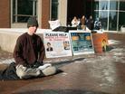 Published on 1/4/2004 印第安那波利斯市法轮功学员为营救李祥春征签（图）
