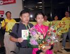 Published on 9/14/2004 		历尽磨难的周雪菲抵美与夫团聚（图）
