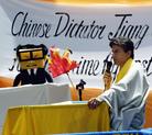 纽约时代广场上演"大会审江泽民"（图）
