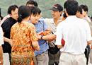 Published on 6/29/2000 明报：法轮功学员天安门抗议