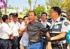 法轮大法明慧网 - 暴徒韩国行凶　叫嚣有中使馆支持（图）
