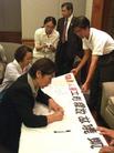 Published on 10/26/2003 林晓凯被拘　父母出面寻儿　立委声援
