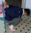 Published on 10/14/2004 哈尔滨万家劳教所迫害法轮功学员酷刑---5、背铐蹲床头：此种迫害姿势使人蹲不下、站不起，长时间蹲不让上厕所，有的人都尿裤子了。双腿、跨疼痛难忍，浑身冒汗，呼吸困难，有人蹲近15个小时