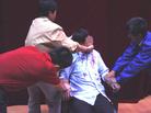 Published on 9/23/2004 大庆大法弟子所遭酷刑演示(3) ：大法弟子王斌曾被恶人抱头在水泥地上猛磕。众人摁住其手脚，一歹徒双手掐住其头，将头向一侧转至极处再用力将其头急速反方向扭转。不断反复转动致使其头晕目眩、颈部断裂般疼痛难耐。