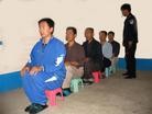 Published on 9/23/2004 吉林市大法学员刘宏伟被长春市朝阳沟劳教所残酷迫害的经历---刘宏伟演示在三大队和其他坚定的大法学员被逼迫昼夜“坐板”的场面