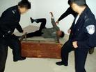 Published on 3/19/2005 		黑龙江省方正县拘留所迫害大法弟子酷刑演示（图）
