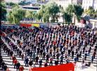 1998年法轮功学员在辽宁凌源市政府门前集体炼功