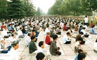 一九九八年北京法轮功学员约二千人参加的大型炼功场景.