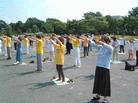 2002年日本法轮功学员在静冈县静冈市骏府公园集体炼功  日本 2002-6
