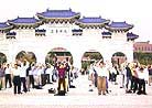 台湾法轮功学员在中正纪念堂前炼功洪法  台湾台北 2003-3