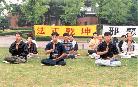 韩国法轮功学员集体发正念  韩国 2001-5