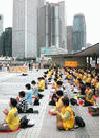 香港法轮功学员纪念“4.25”和平上访3周年200学员在大会堂外炼功发正念  香港 2002-4
