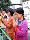 日本法轮功学员在中国大使馆前和平请愿，图为学员集体发正念  日本 2002-6