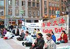 法轮功学员慕尼黑街头讲真相呼吁帮助营救同修 ，图为学员发正念  德国 慕尼黑 2003-3
