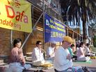 休斯顿法轮功学员在中领馆前齐发正念　支持人间正义审判  美国 2003-4