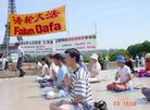 法轮功学员在巴黎埃菲尔铁塔附近洪法炼功发正念