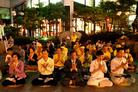 韩国法轮功学员在世界国家人权机构大会期间讲真相 图为学员集体发正念 韩国 2004-6