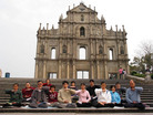 澳门法轮功学员在当地著名景点“大三巴牌坊”炼功   2005