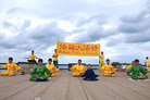 爱尔兰法轮功学员参加Dun Laoghaire举办的世界文化节,图为优美如画的功法演示