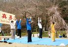 法轮功学员参加丰田樱花节图为在水源公园内炼功展现大法的美好2007-3-31