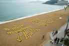 2005年韩国法轮大法法会在釜山召开,图为法会期间学员在釜山海云台港排字“法轮大法”