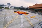 台湾学员排组法轮图形，展示法轮大法洪传世界，并恭祝李洪志师尊新年好 2005-12-25