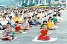 1998年10月，三千法轮功学员在深圳体育广场集体炼功，图为小弟子炼功场景