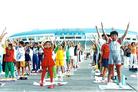 1998年10月，三千法轮功学员在深圳体育广场集体炼功，图为小弟子炼功场景
