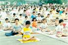 1998年10月，三千法轮功学员在深圳体育广场集体炼功，图为小弟子炼功场景