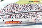 1998年10月，三千法轮功学员在深圳体育广场集体炼功，图为小弟子炼功场景