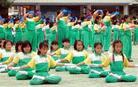 台湾花莲明义国小师生集体炼功（2004年５月）