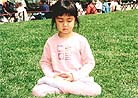 人小定力大 - 纽约四岁小弟子炼功. 美国，纽约，曼哈顿布莱恩公园